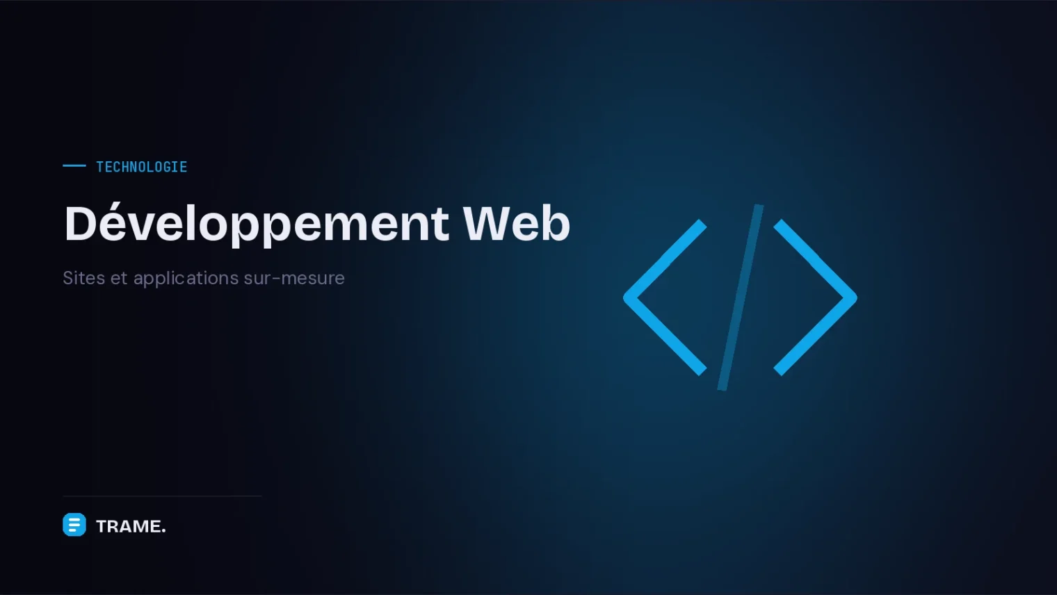 Couverture du service Développement Web de TRAME : deux chevrons de code bleus encadrant une barre oblique