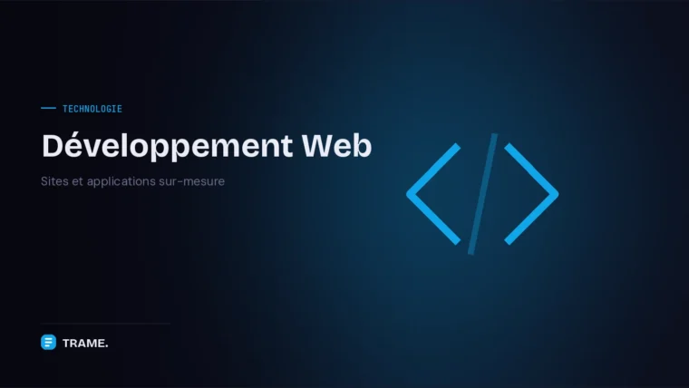 Couverture du service Développement Web de TRAME : deux chevrons de code bleus encadrant une barre oblique
